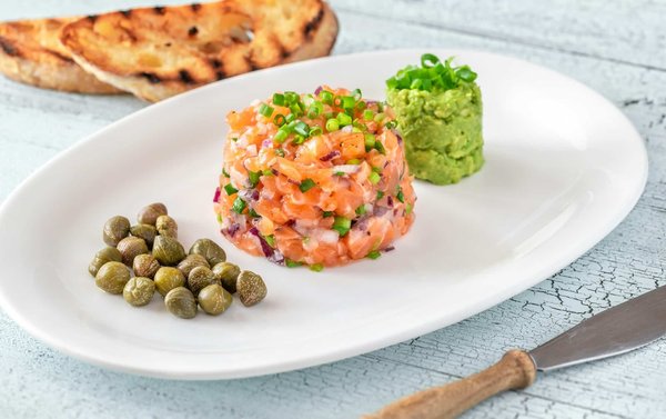 Comment préparer un tartare de bœuf classique avec une marinade piquante ?